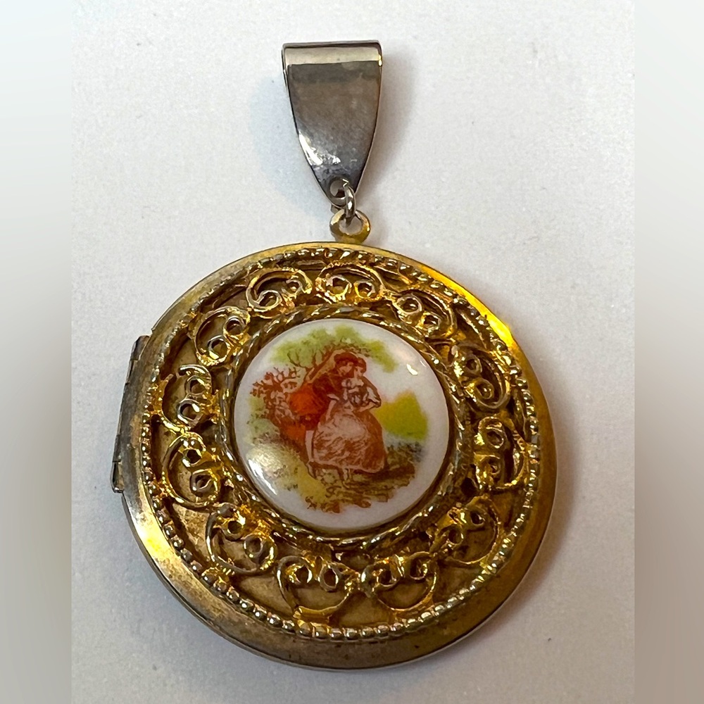 Vintage Limoges Locket Pendant. Gold tone